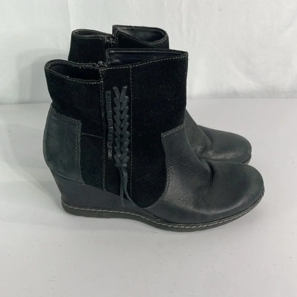 Earth Hilltopper, black 8.5. Black suede and leather zip bootie w warm lining.